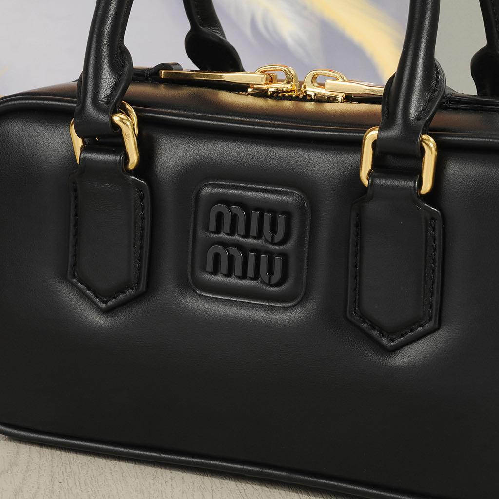 miu miu 黒レザー ハンドバッグ~~