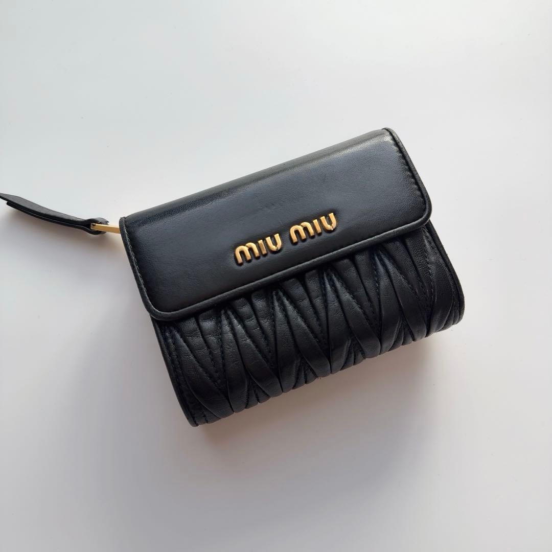 《美品》miumiu ミュウミュウ マトラッセ マトラッセ 折り財布 ブラック