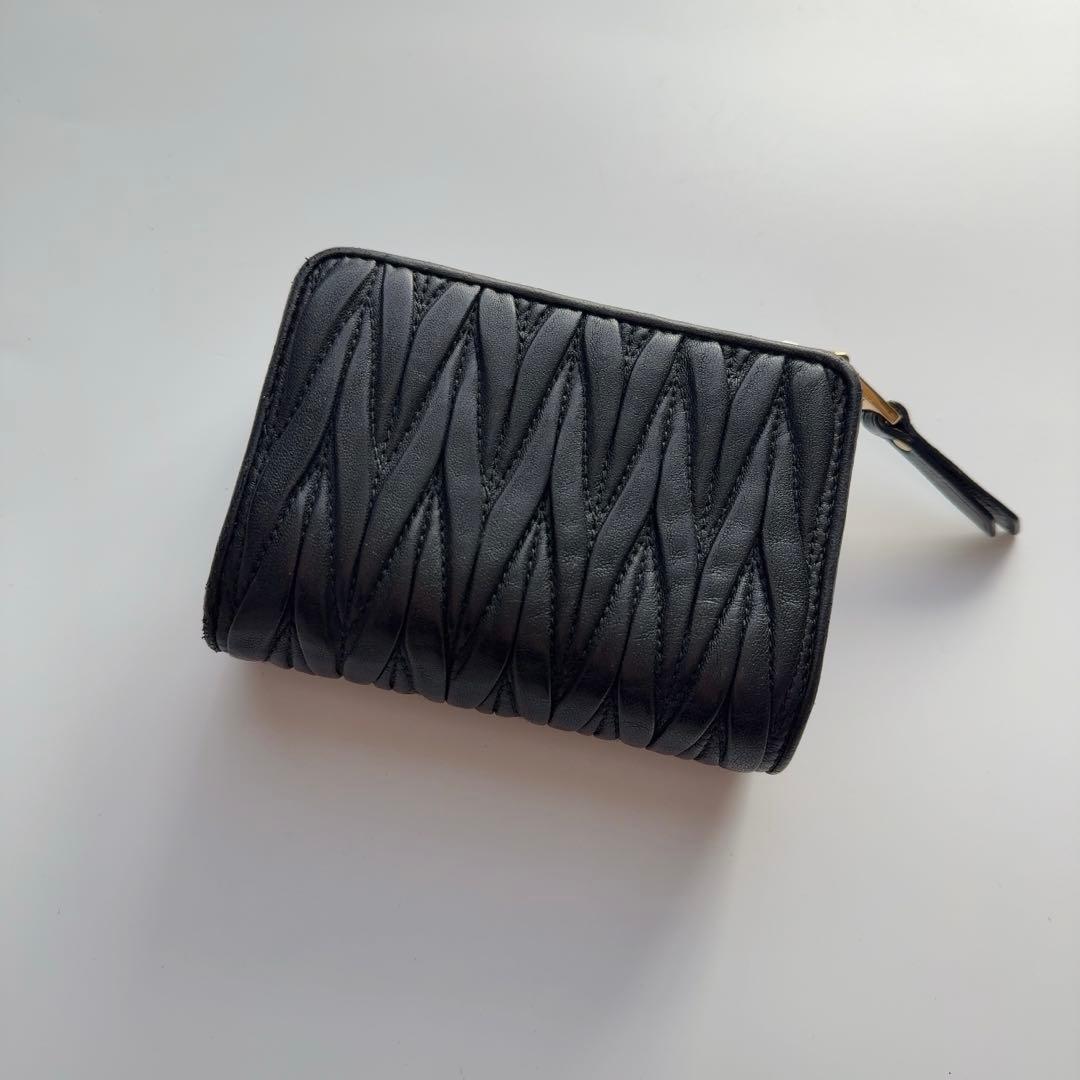 《美品》miumiu ミュウミュウ マトラッセ マトラッセ 折り財布 ブラック