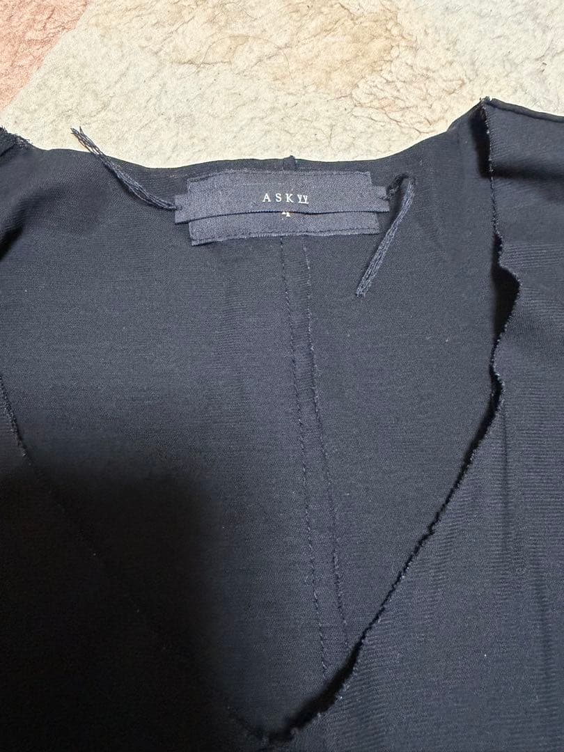 askyy 黒 Vネック Tシャツ