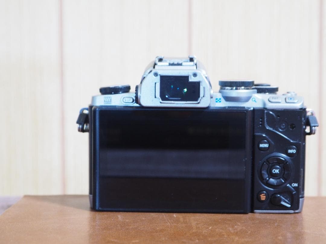 ロ*ル様 【ジャンク・部品取り用】オリンパス　OM-D　E10 ボディのみ