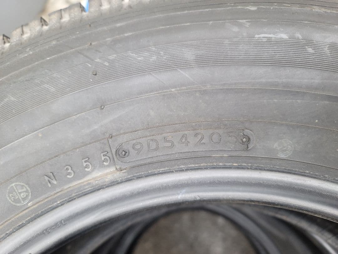 スタッドレスタイヤ　バリ山　195/80R15 107/105L LT