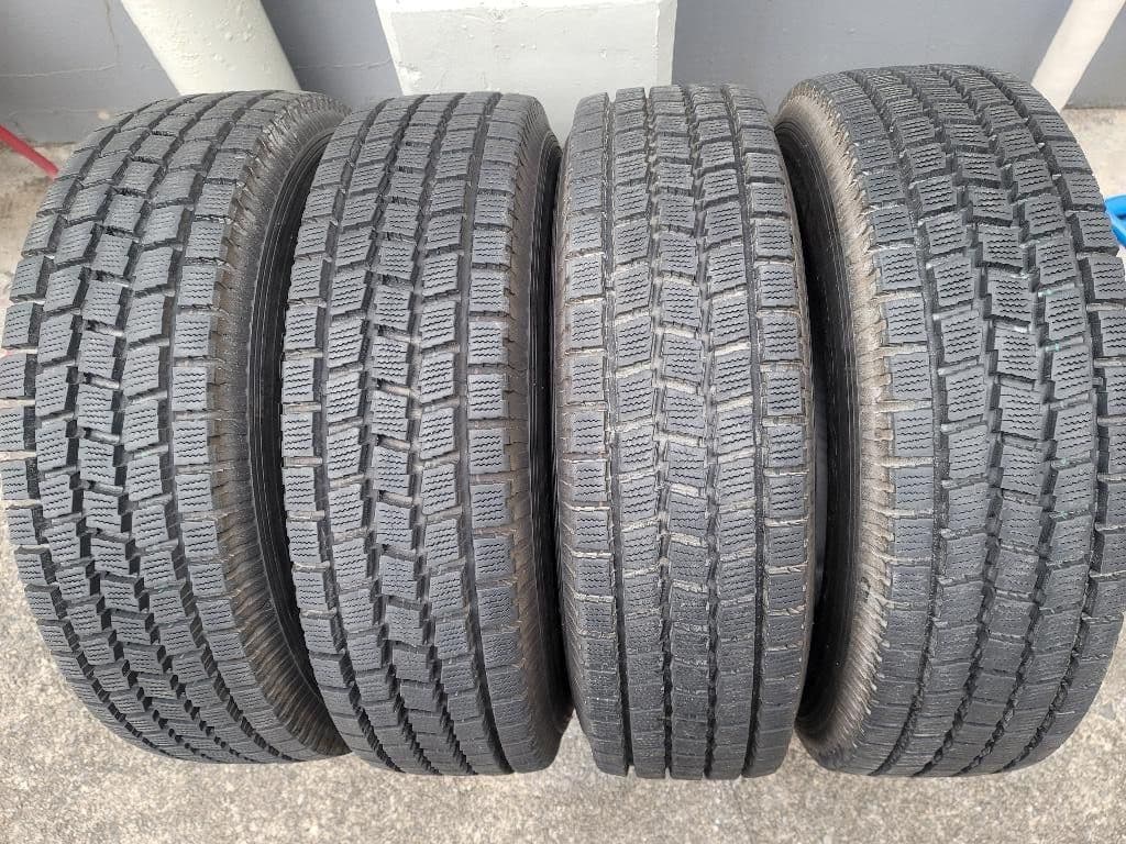 スタッドレスタイヤ　バリ山　195/80R15 107/105L LT
