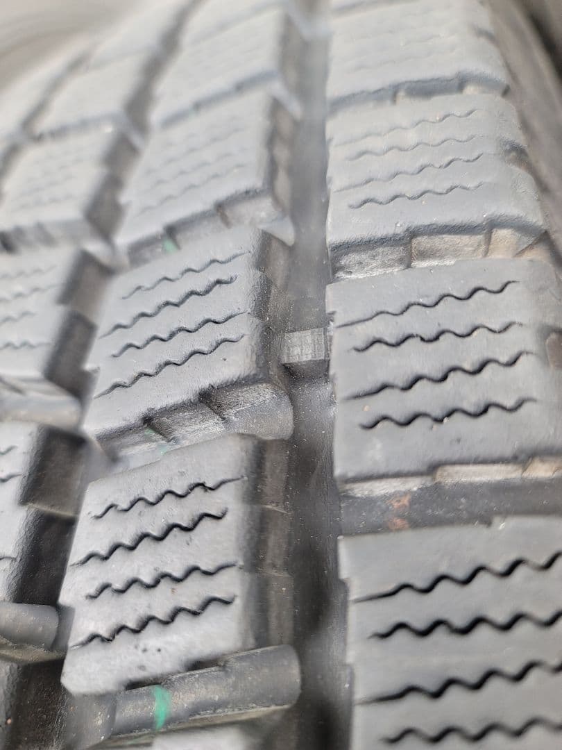 スタッドレスタイヤ　バリ山　195/80R15 107/105L LT