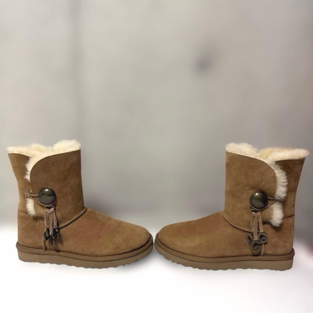 UGG チャーム付き