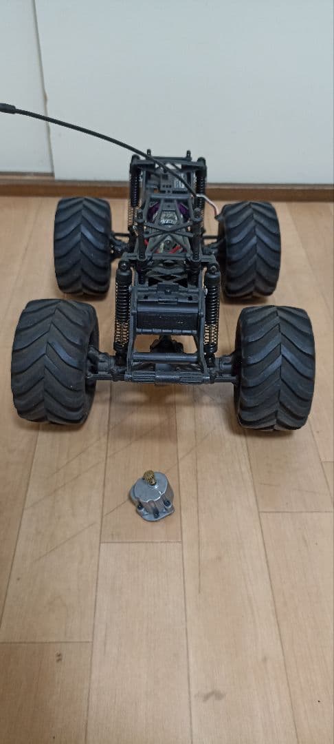 1/10 HPI ウィリーキングとラジコンクローラーシャーシ.