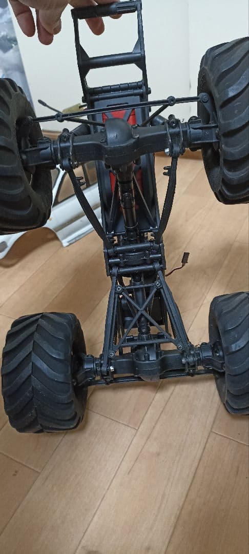 1/10 HPI ウィリーキングとラジコンクローラーシャーシ.