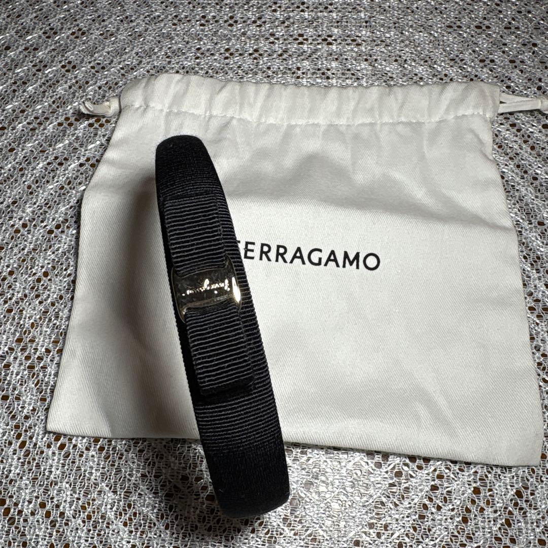 FERRAGAMO ブラック リボンデザイン　スリム　カチューシャ