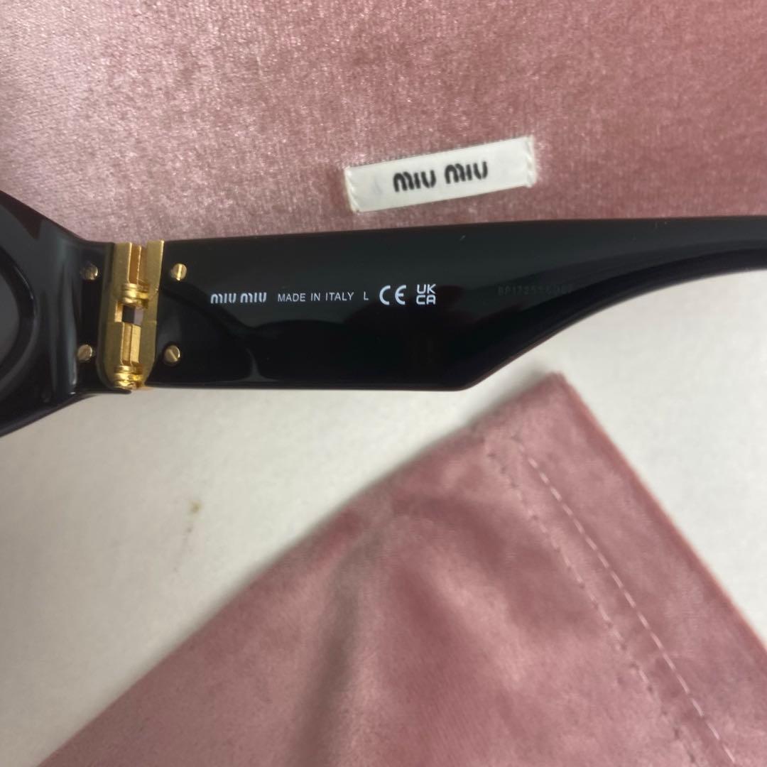 MIU MIU サングラス ブラック ゴールドロゴ カットオフフレーム