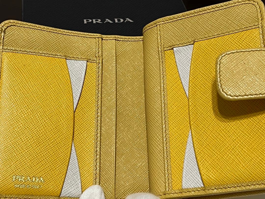 PRADA サフィアーノレザー 二つ折り財布（イエロー）【保証書•専用箱付】