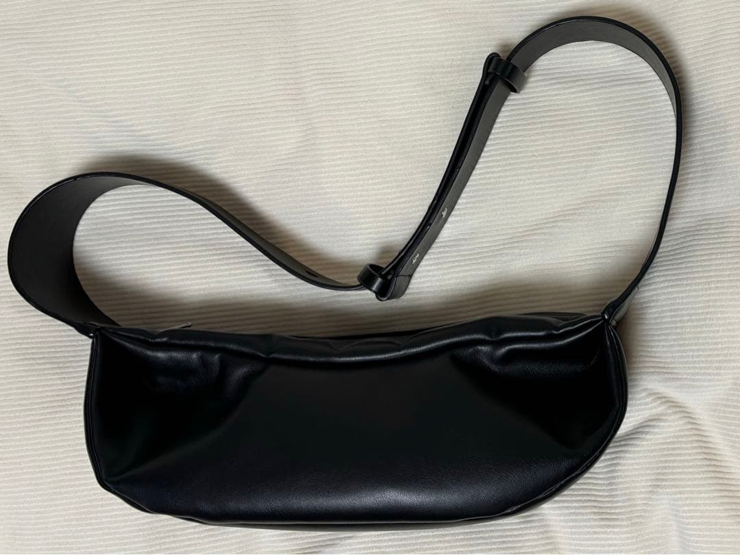 【今月までの出品】COS レザー プリーツベルトバッグ ブラック