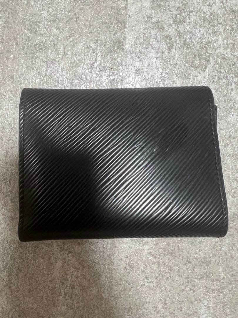 Louis Vuitton ブラック 三つ折り財布　エピ　ヴィトン