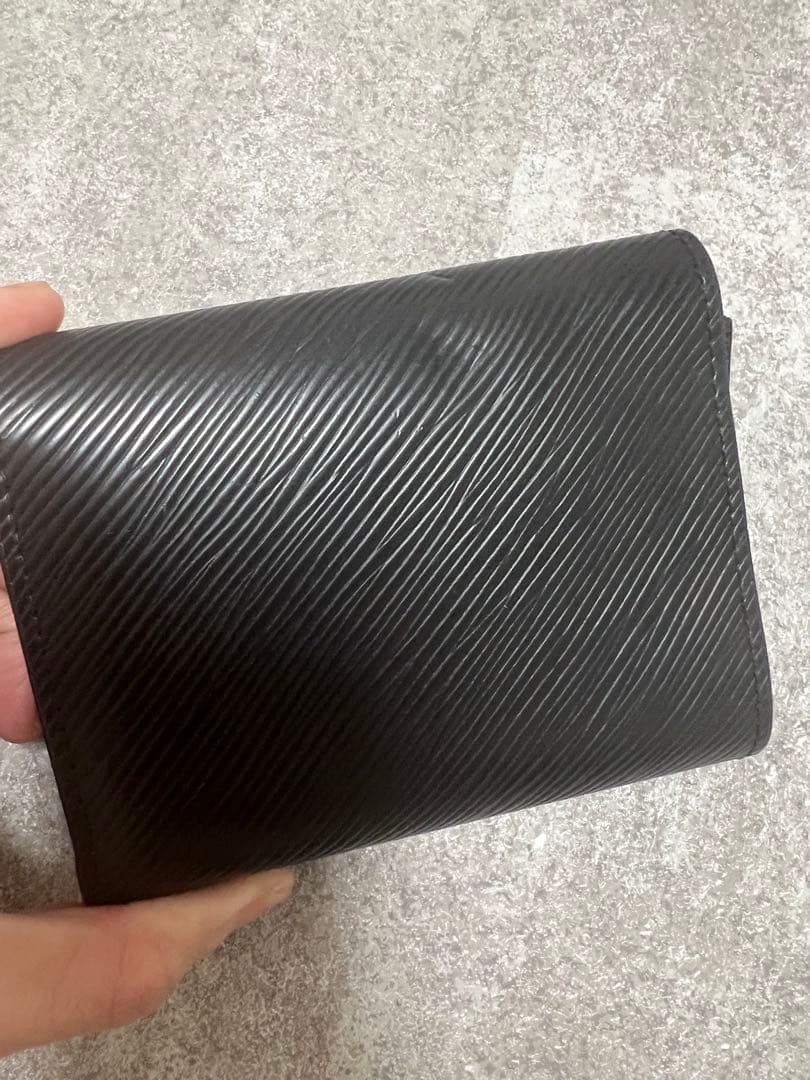 Louis Vuitton ブラック 三つ折り財布　エピ　ヴィトン