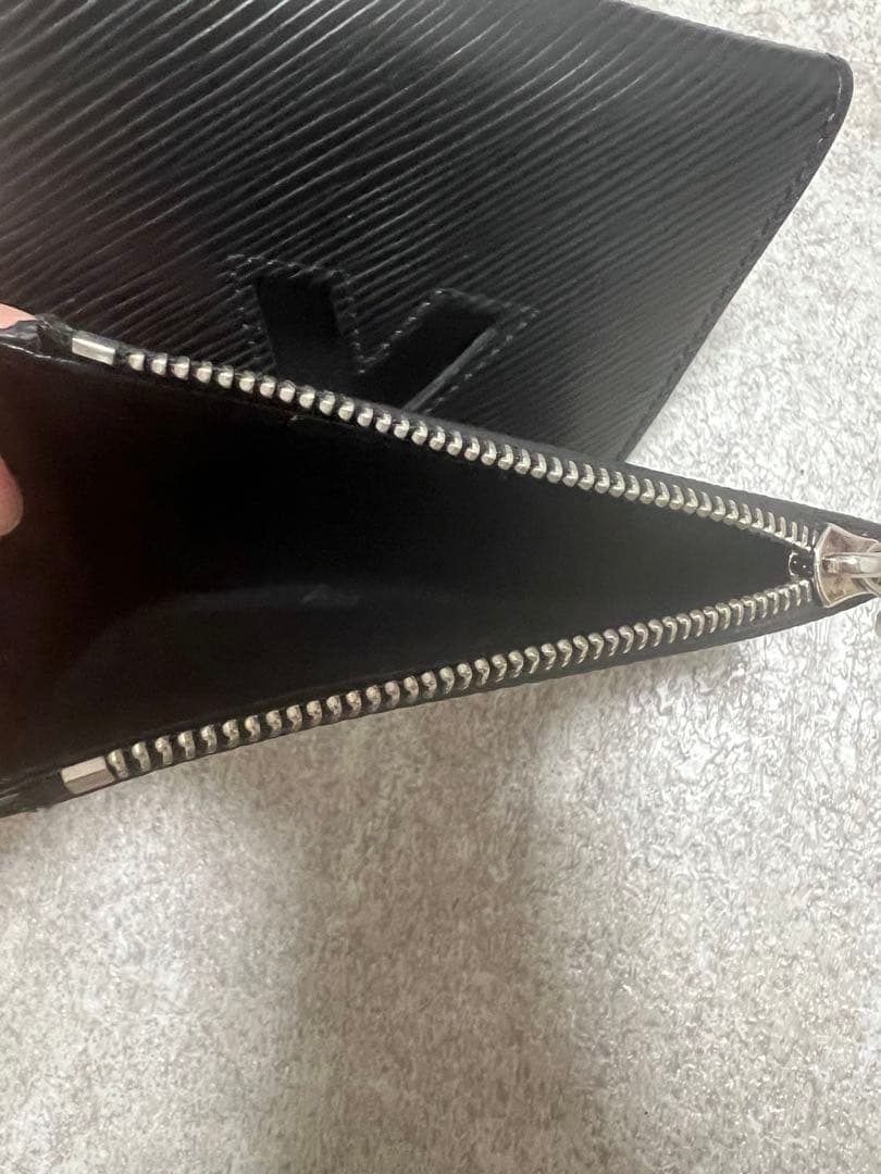 Louis Vuitton ブラック 三つ折り財布　エピ　ヴィトン