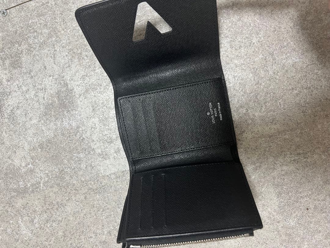 Louis Vuitton ブラック 三つ折り財布　エピ　ヴィトン