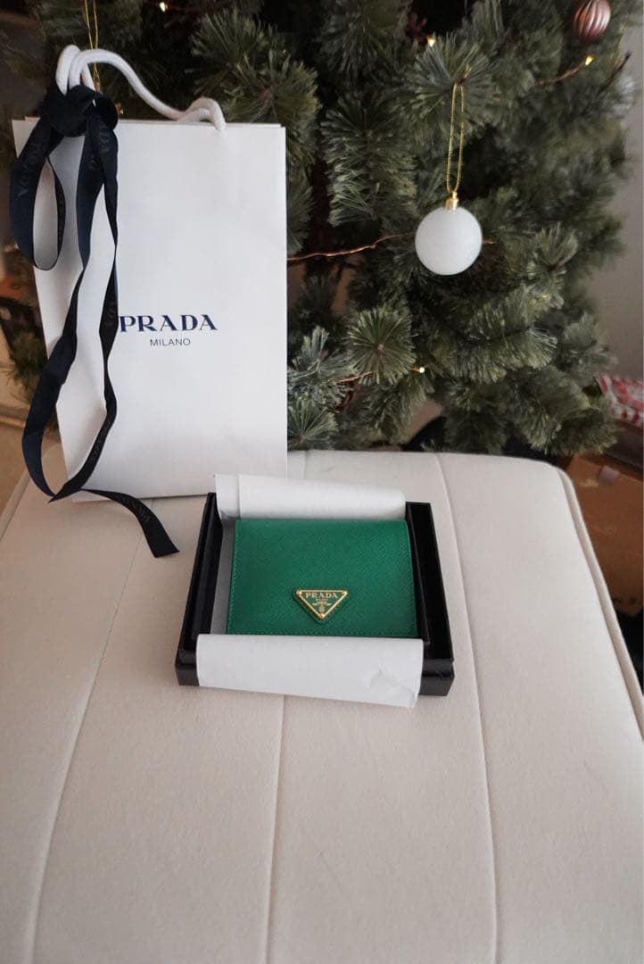 【完売レア品】PRADA サフィアーノ　財布　エメラルド　グリーン　緑