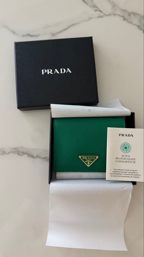 【完売レア品】PRADA サフィアーノ　財布　エメラルド　グリーン　緑