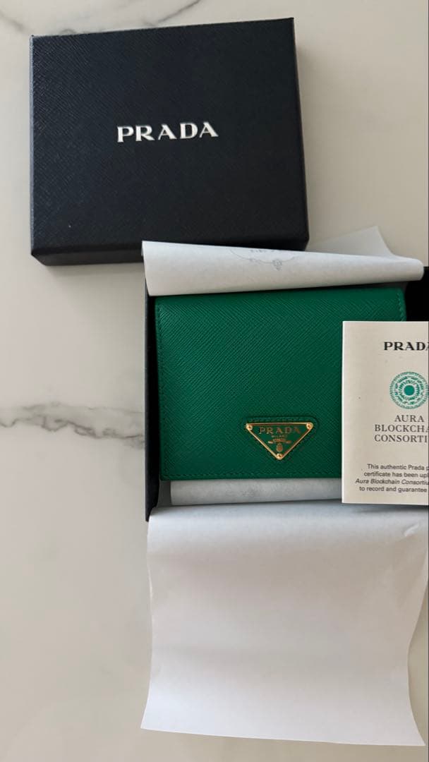 【完売レア品】PRADA サフィアーノ　財布　エメラルド　グリーン　緑