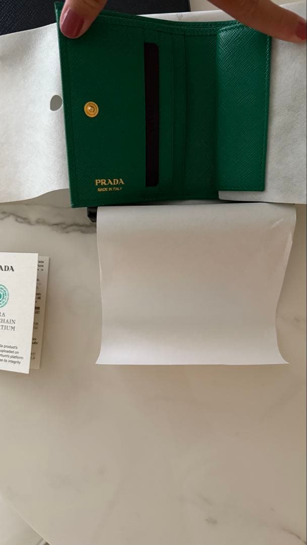 【完売レア品】PRADA サフィアーノ　財布　エメラルド　グリーン　緑