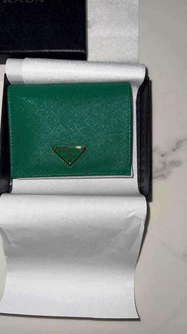 【完売レア品】PRADA サフィアーノ　財布　エメラルド　グリーン　緑