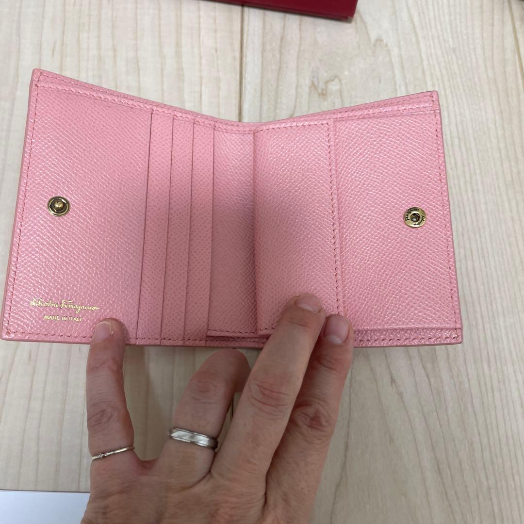 フェラガモ。ピンクの財布。 新品、未使用、箱付き 自宅保管につき了承下さい