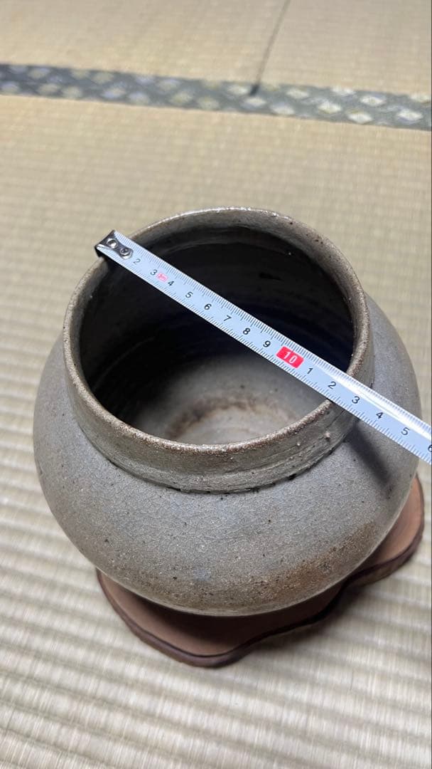 陶器製の灰色の丸い壺　台無し