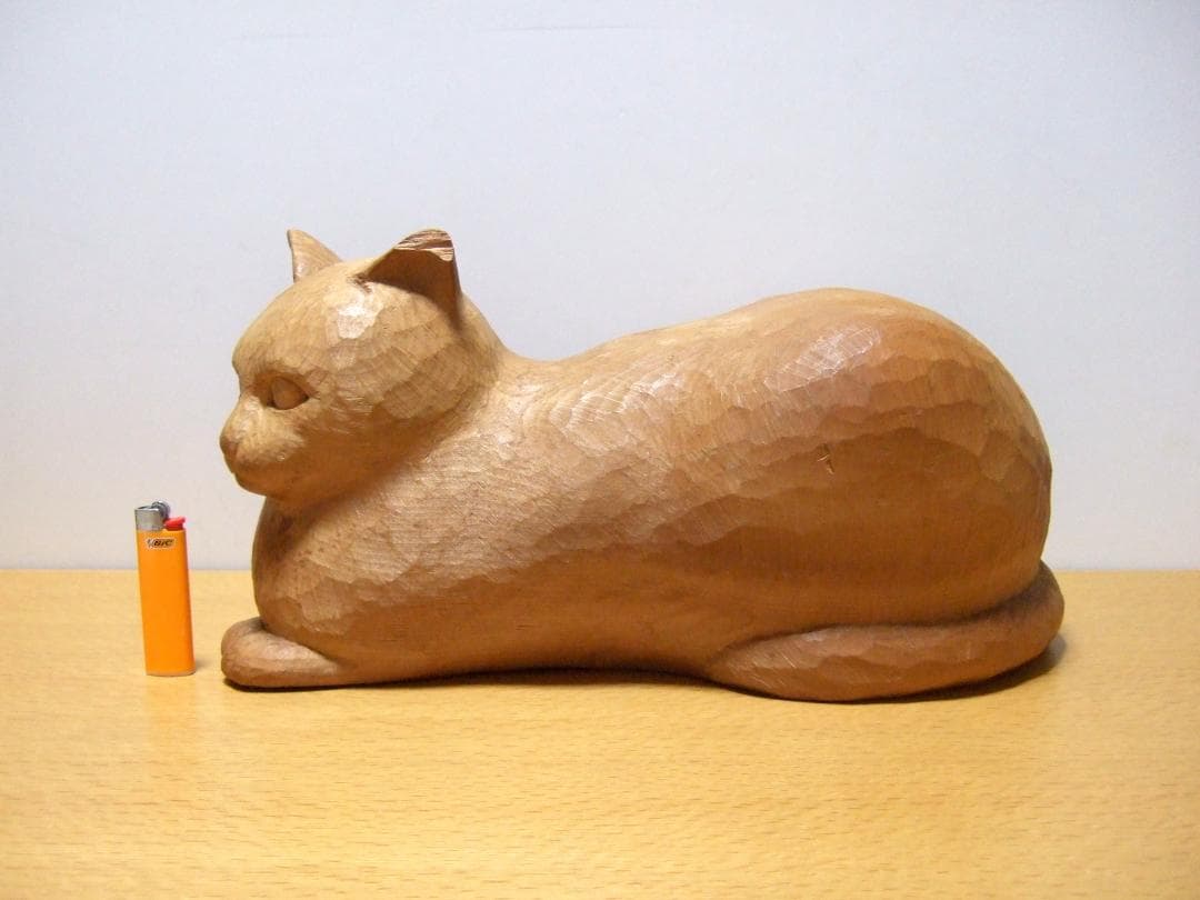 木彫りのネコ 置物 在銘 オブジェ / Wooden carved cat