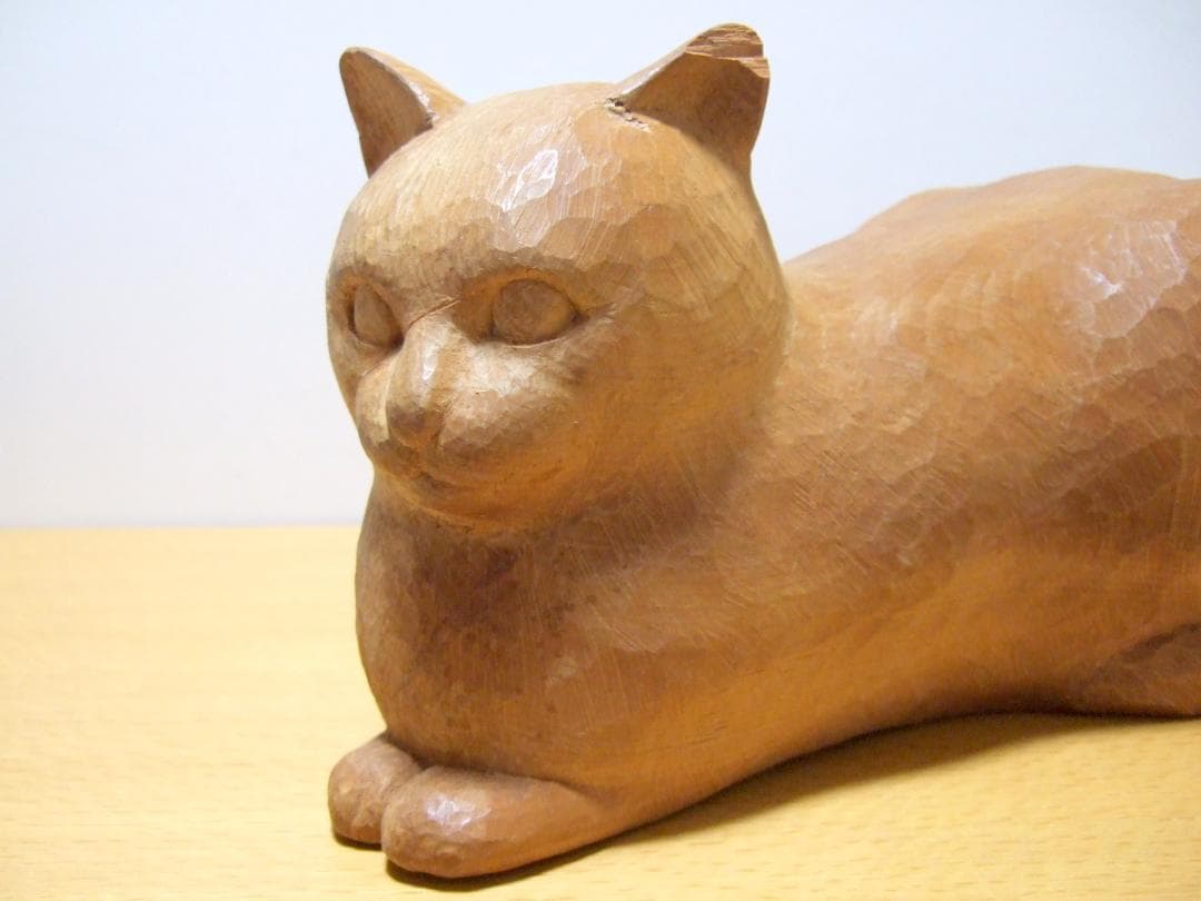 木彫りのネコ 置物 在銘 オブジェ / Wooden carved cat