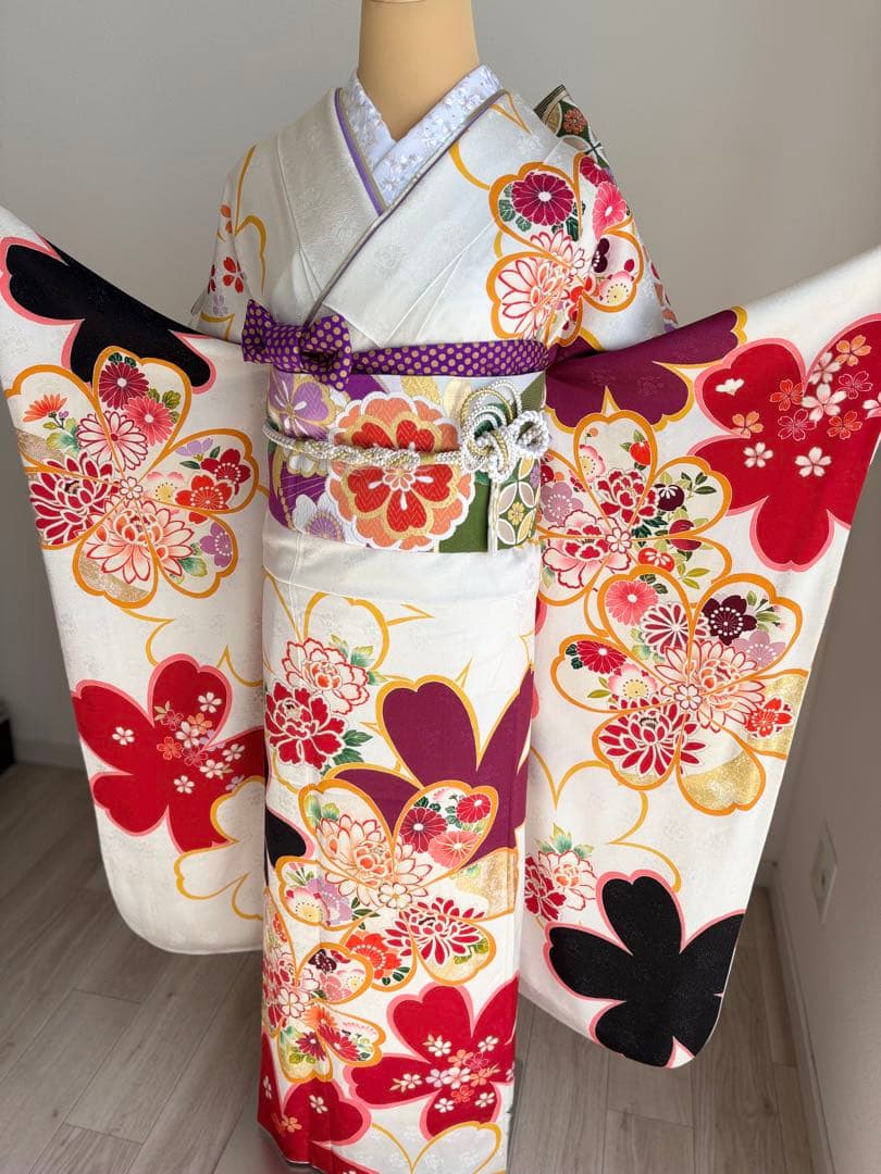 ⭐️可愛い振袖フルセット　正絹振袖　成人式　白地系　地紋柄　銀通し　駒刺繍