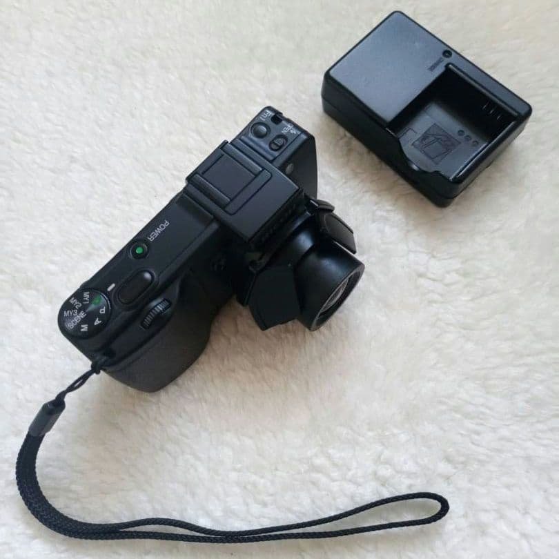 RICOH GX200 コンパクトデジタルカメラ自動開閉式キャップ付本体と充電器