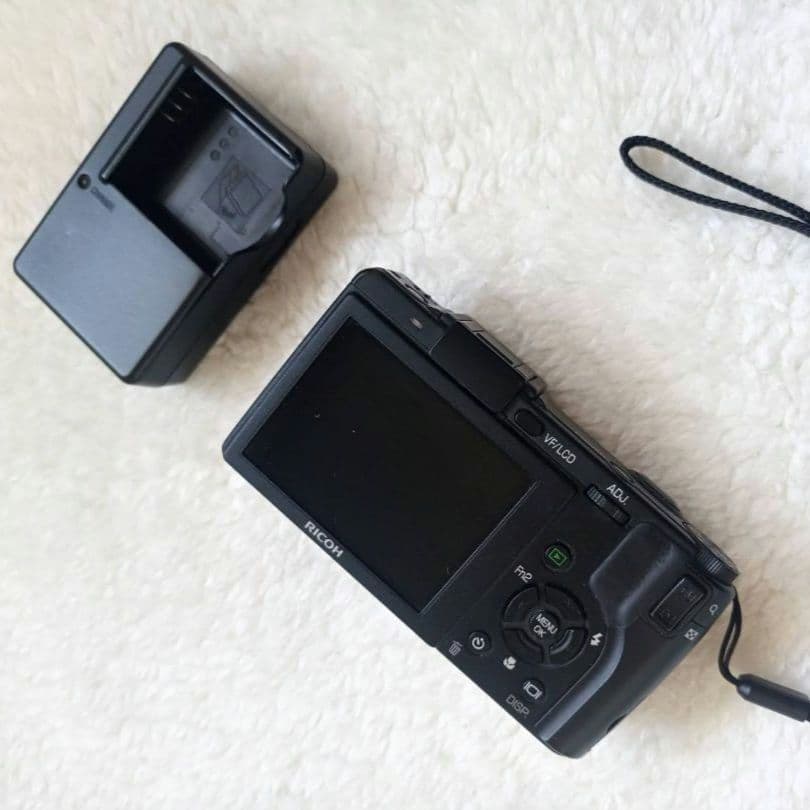 RICOH GX200 コンパクトデジタルカメラ自動開閉式キャップ付本体と充電器