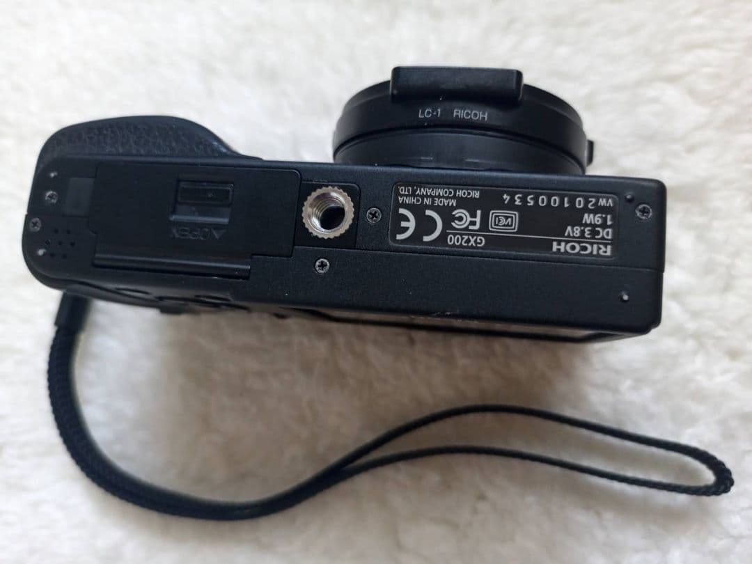 RICOH GX200 コンパクトデジタルカメラ自動開閉式キャップ付本体と充電器