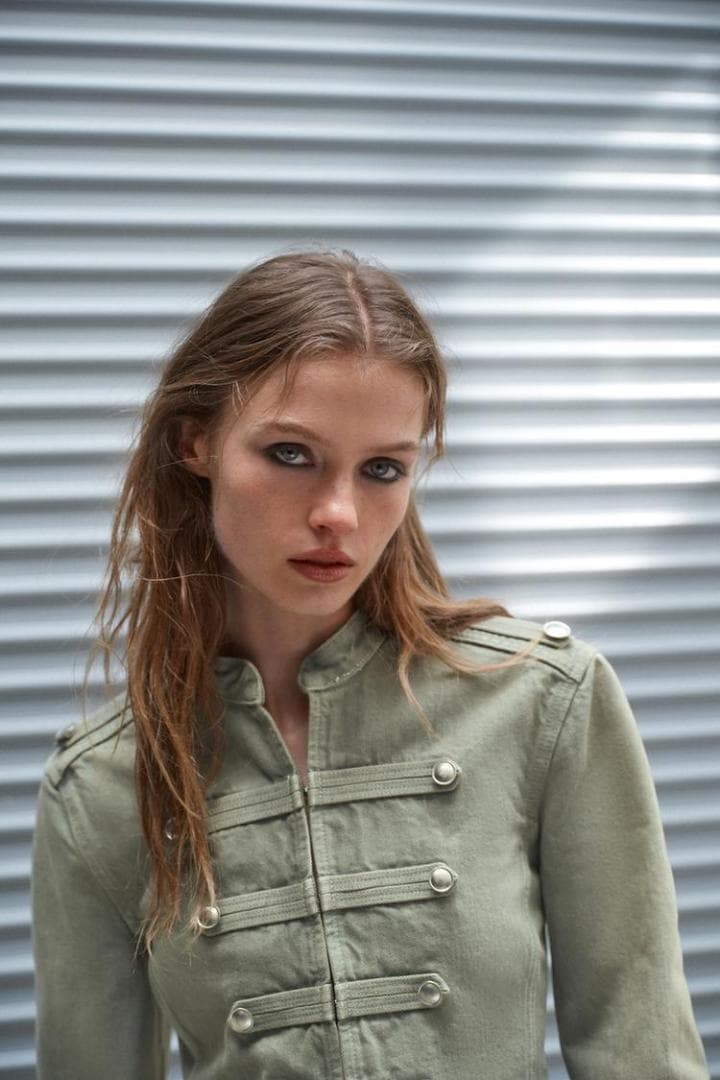 新品 ZARA ボタンディテール入りフィットジャケット 緑色 L