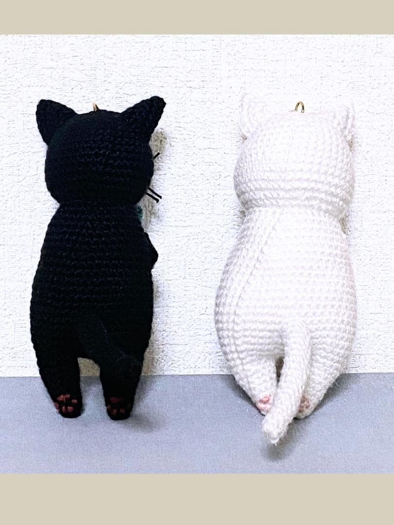 【こちゃのすけページ】黒猫さんと白猫さんのあみぐるみキーホルダー