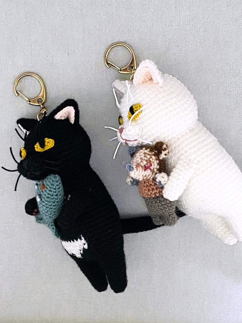 【こちゃのすけページ】黒猫さんと白猫さんのあみぐるみキーホルダー