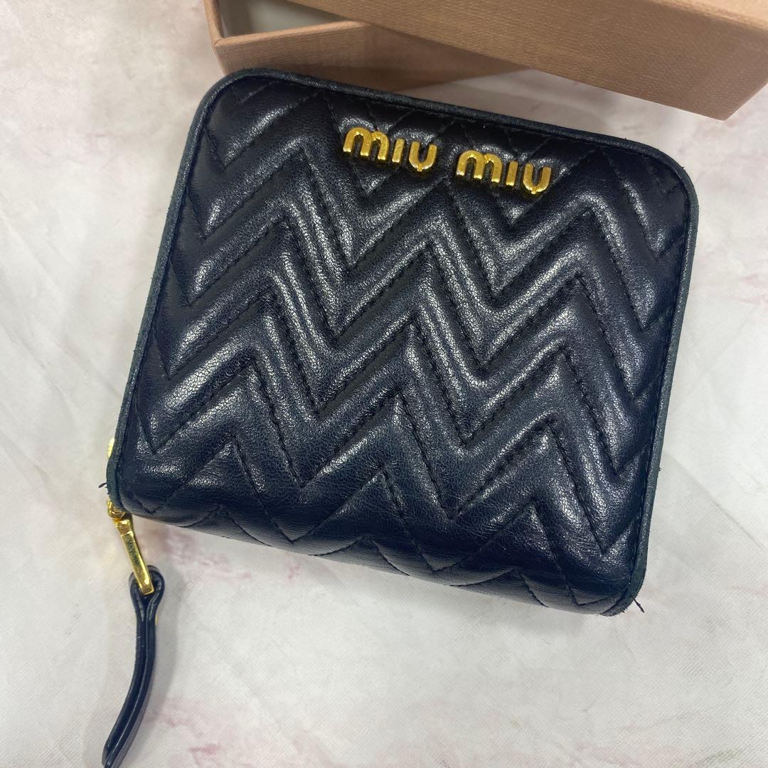 miumiu マテラッセ　ラウンドファスナー　ブラック折財布