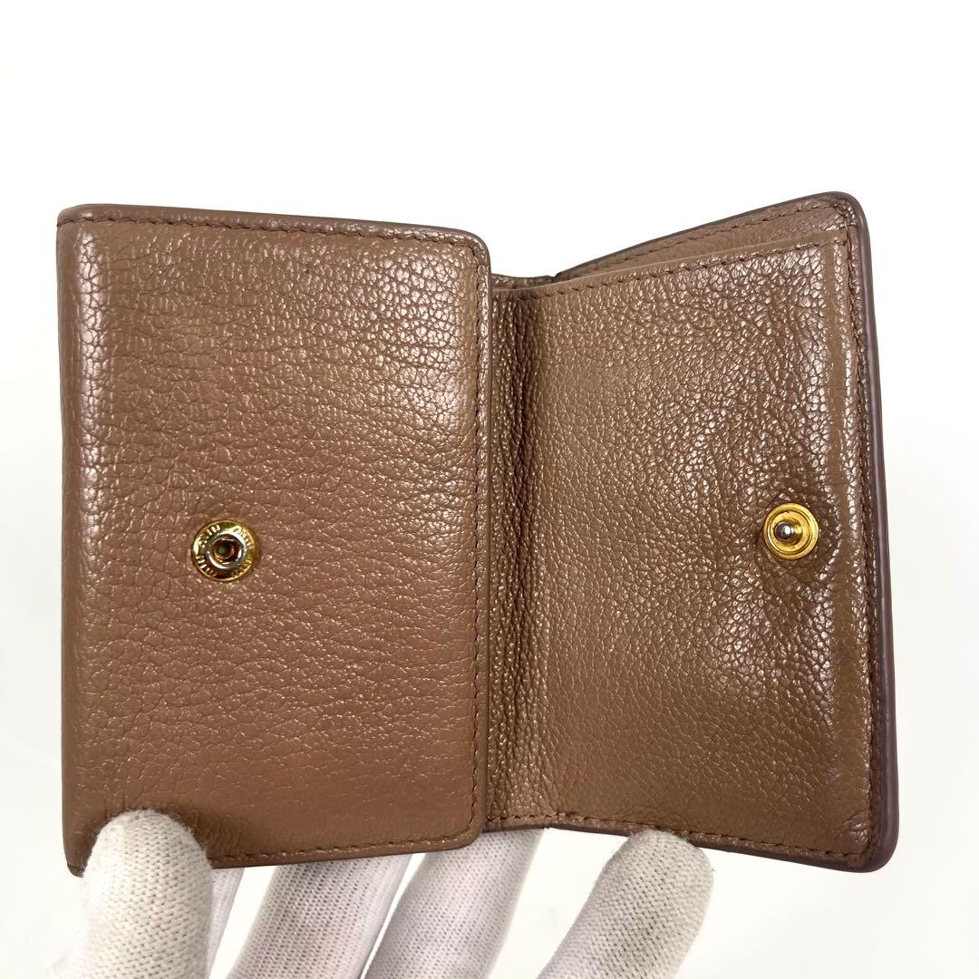 ミュウミュウ　三つ折り財布　ロゴプレート　ミニ財布　レザー　コンパクトウォレット