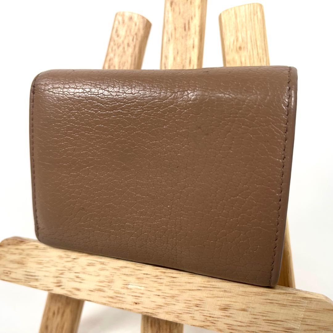 ミュウミュウ　三つ折り財布　ロゴプレート　ミニ財布　レザー　コンパクトウォレット