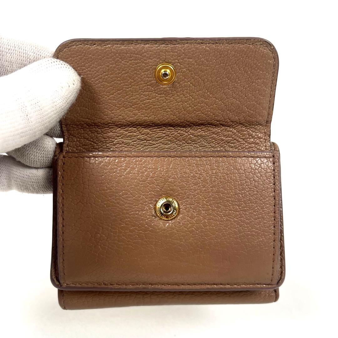 ミュウミュウ　三つ折り財布　ロゴプレート　ミニ財布　レザー　コンパクトウォレット