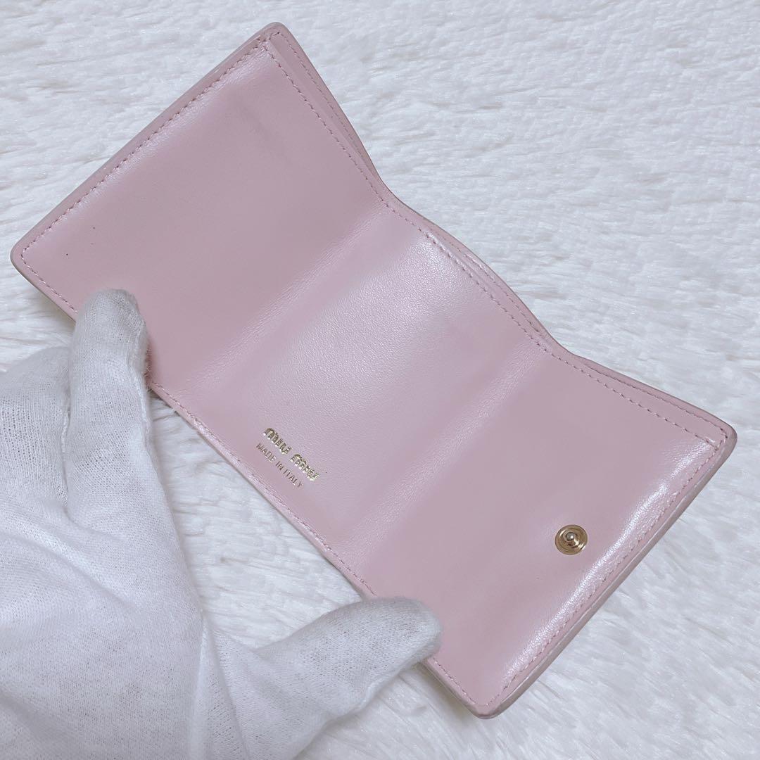 ♡希少♡現行♡ミュウミュウ 三つ折り財布 ピンク エンボス コンパクトウォレット