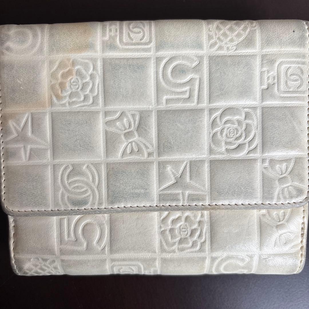 p*y様 CHANEL エンボス加工 ホワイト二つ折り財布