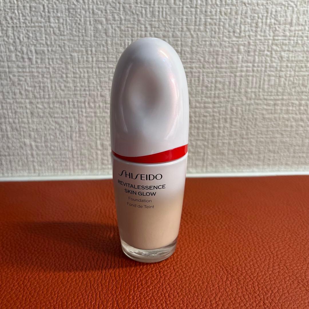 ファンデーション SHISEIDO REVITAL ESSENCE SKIN GLOW 220