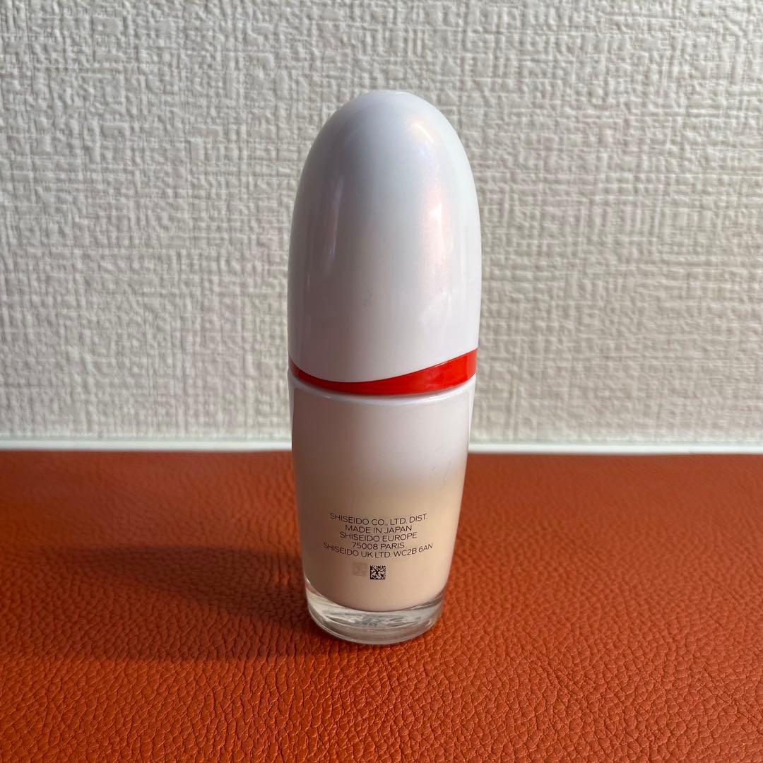 ファンデーション SHISEIDO REVITAL ESSENCE SKIN GLOW 220