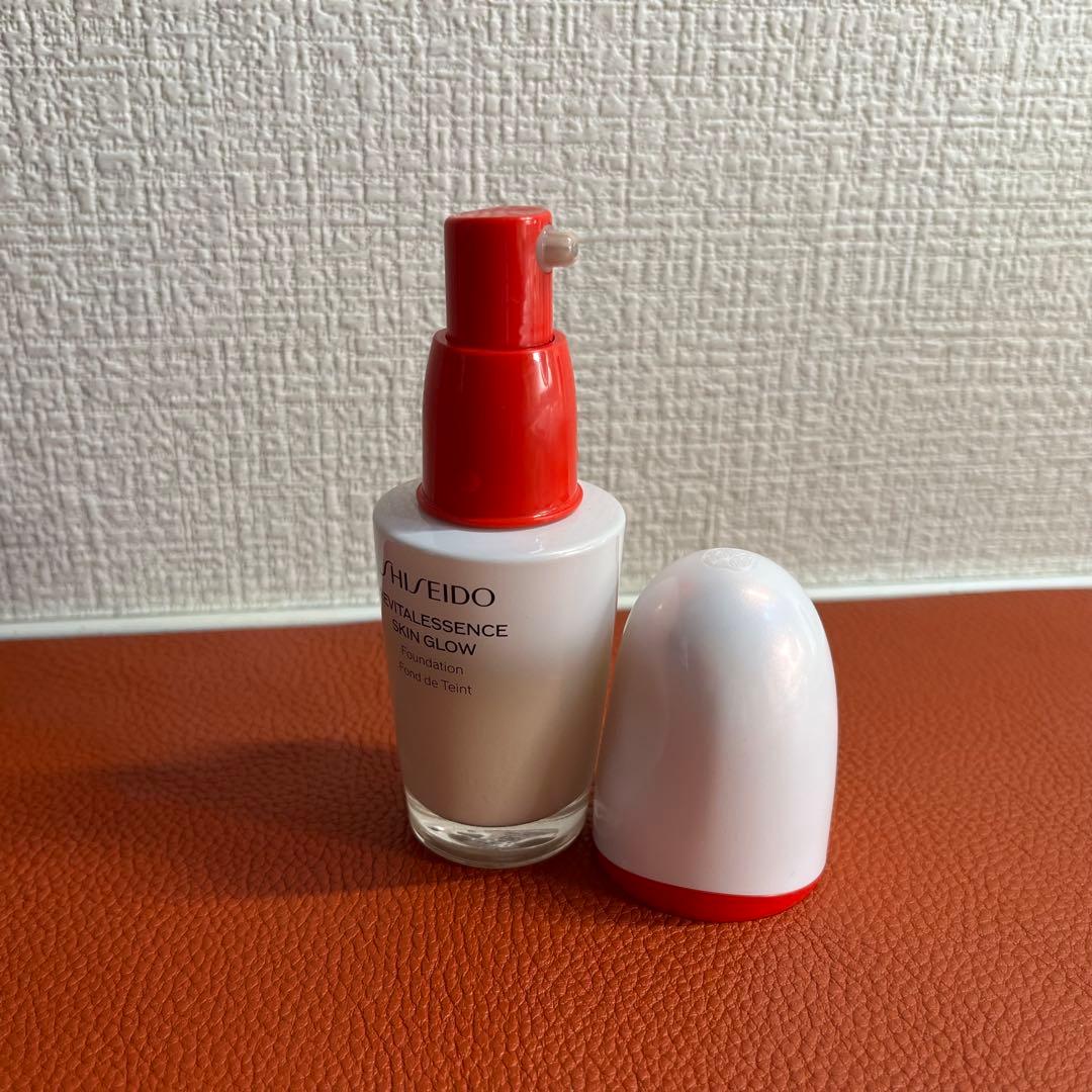 ファンデーション SHISEIDO REVITAL ESSENCE SKIN GLOW 220