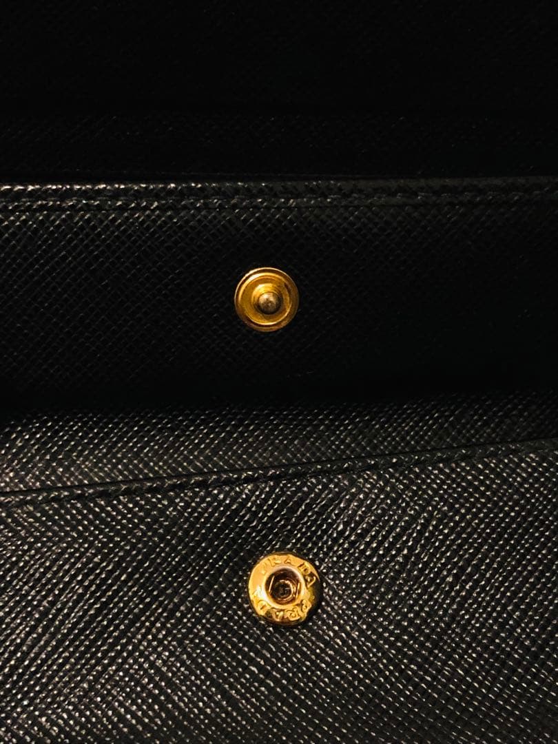PRADA ブラック 二つ折り財布　ICチップ(RFID)搭載