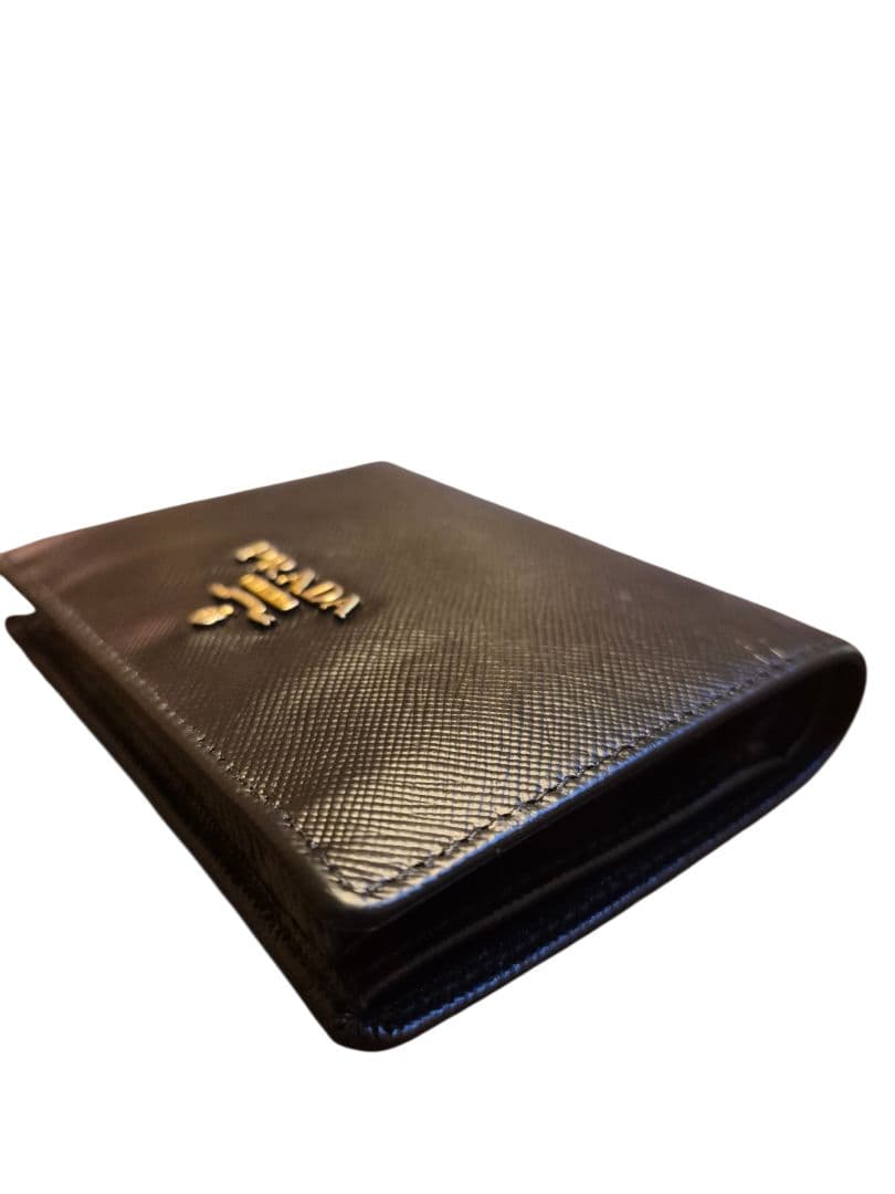 ＰＲＡＤＡ　プラダ　サフィアーノ　二つ折り財布　ブラック革　　　ｙ