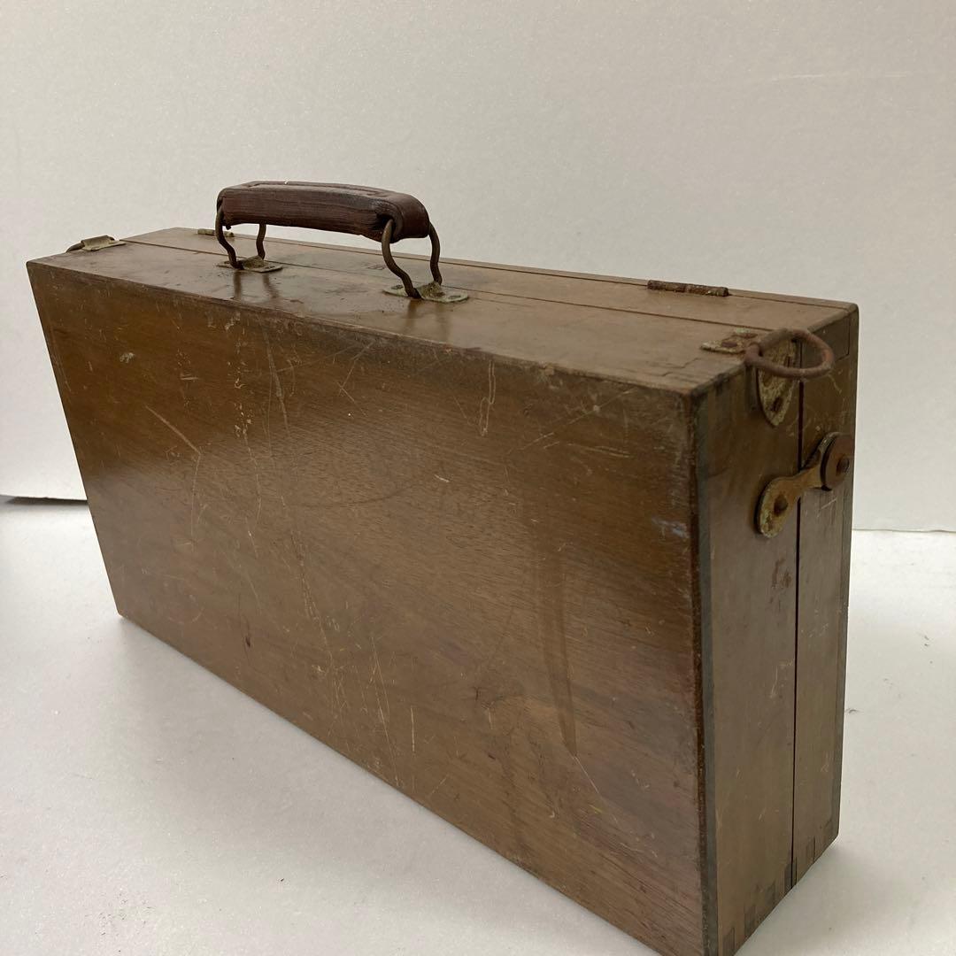 古い油絵の具・画材セットの木箱