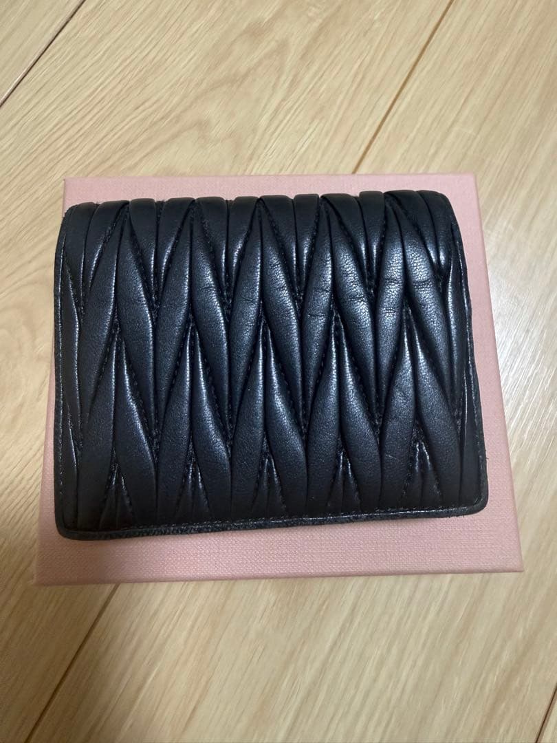 miu miu ブラック キルティング 二つ折り財布　マテラッセ