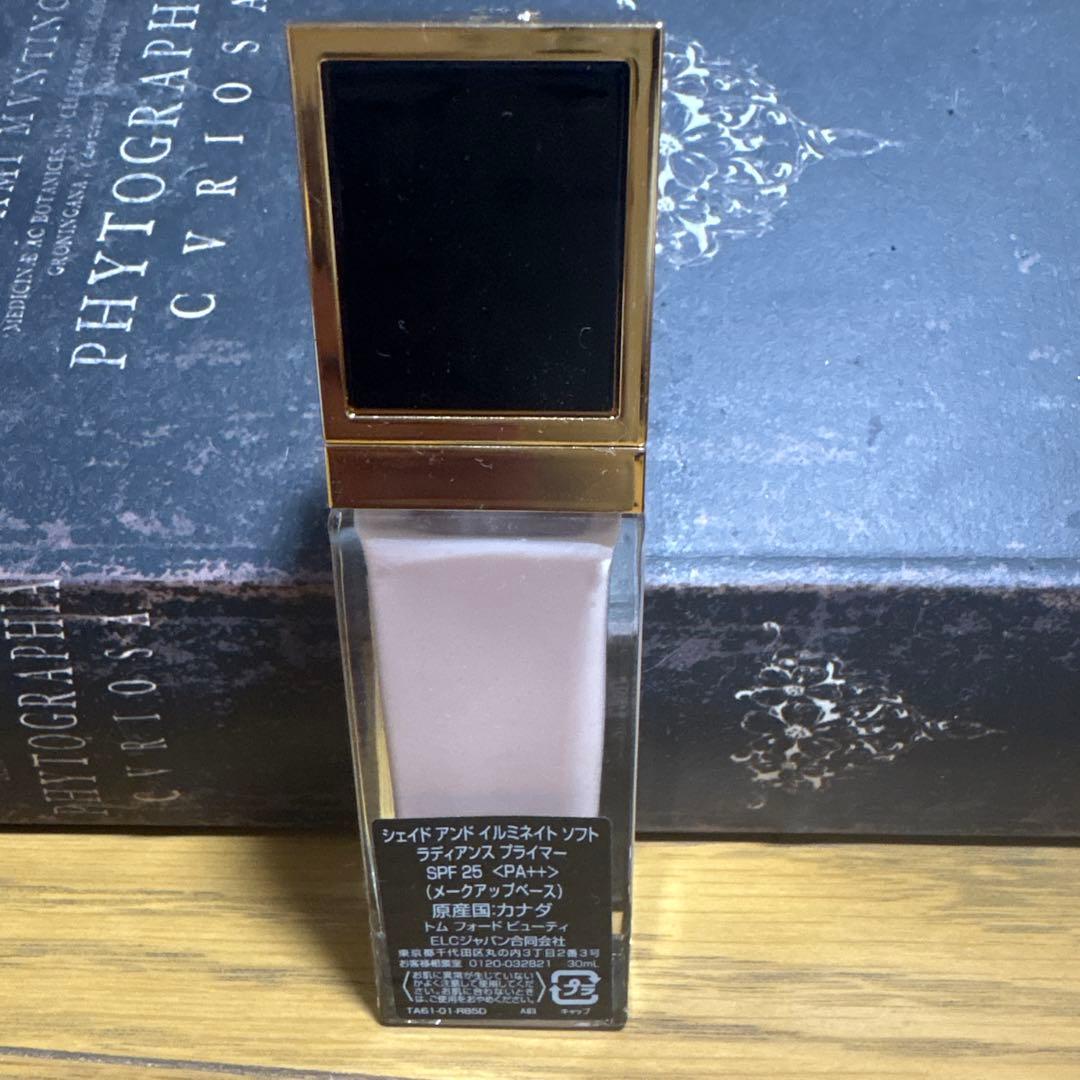 TOM FORD シェイドアンドイルミネイトソフトラディアンスプライマー