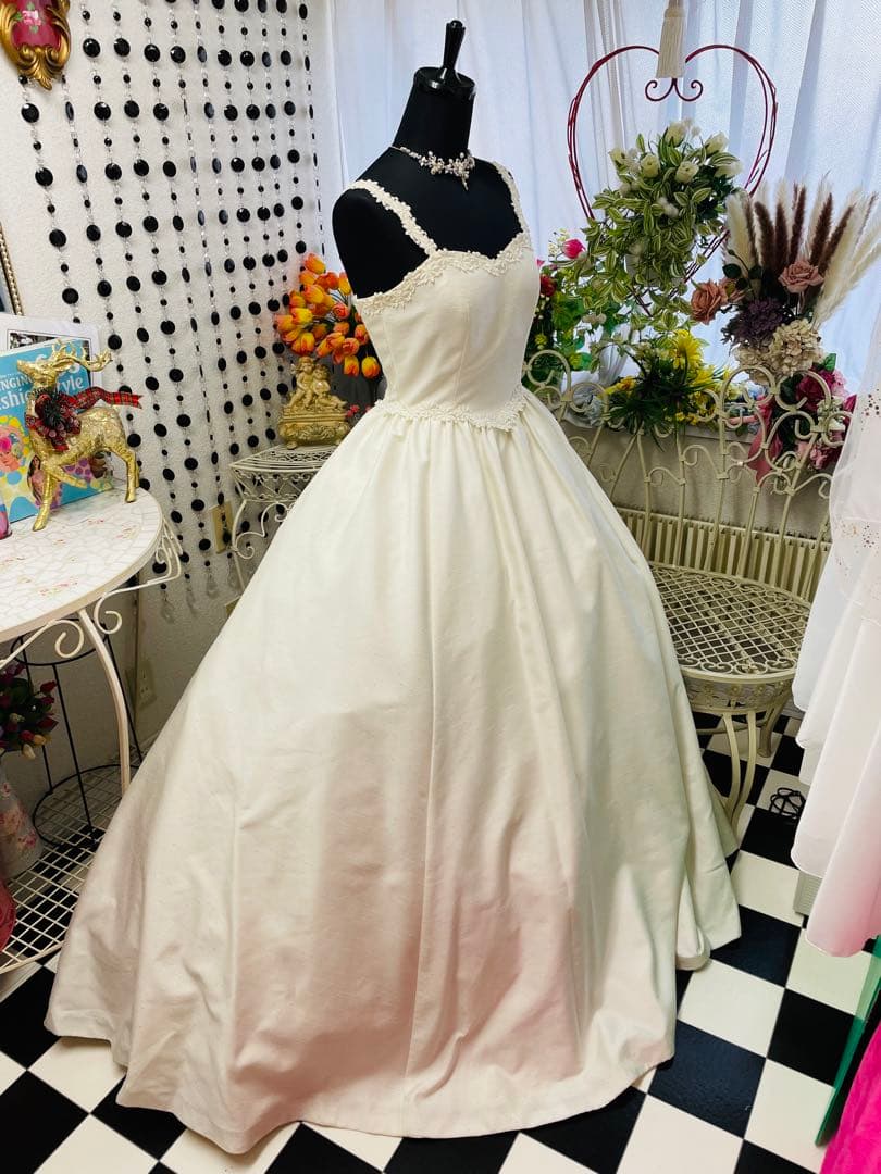 ウェディングdress９号　　　　　　　　　　　　　オフホワイト